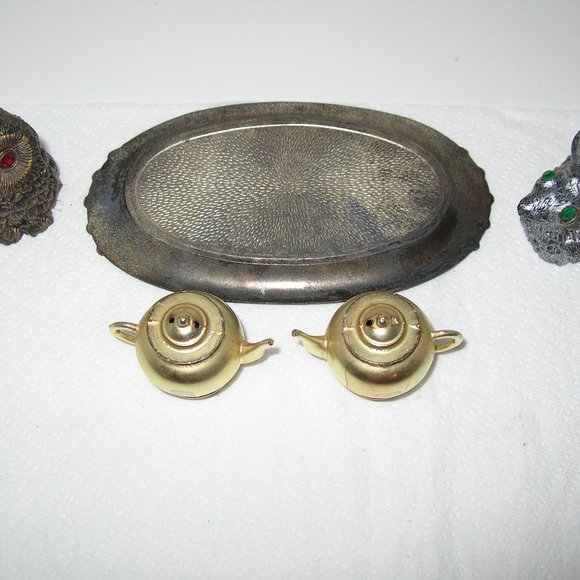 Vintage Assortment ~ Salt & Pepper Shaker, Rabbit, & OLD Tray ALL NICE!!! - Picture 4 of 8